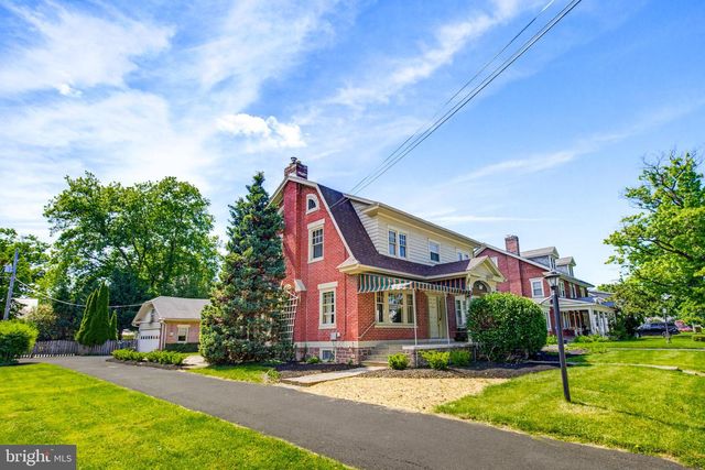 8 MAYFIELD DR, Leola, PA 17540