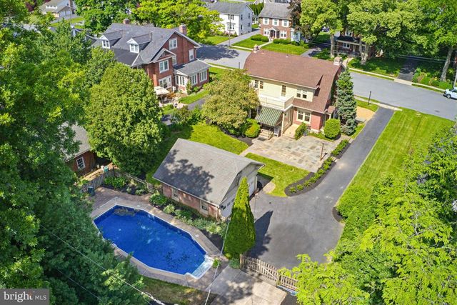 8 MAYFIELD DR, Leola, PA 17540