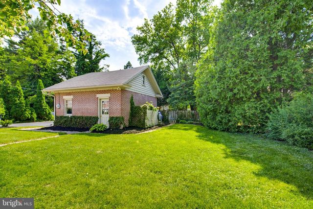 8 MAYFIELD DR, Leola, PA 17540