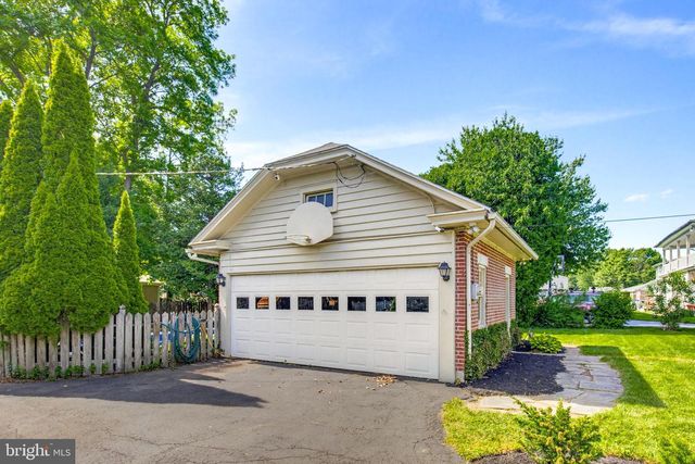 8 MAYFIELD DR, Leola, PA 17540