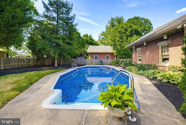 8 MAYFIELD DR, Leola, PA 17540