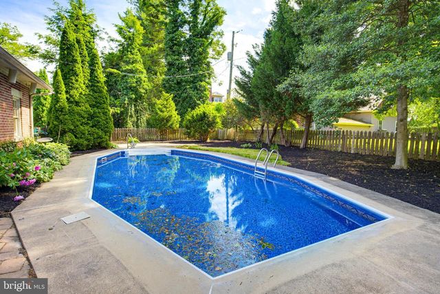 8 MAYFIELD DR, Leola, PA 17540