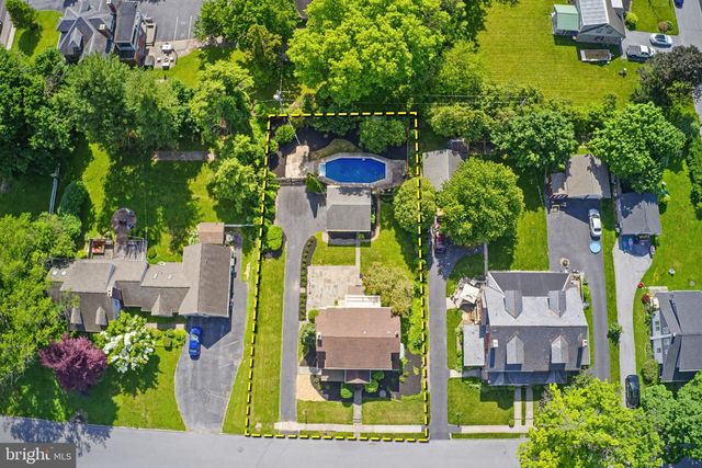 8 MAYFIELD DR, Leola, PA 17540