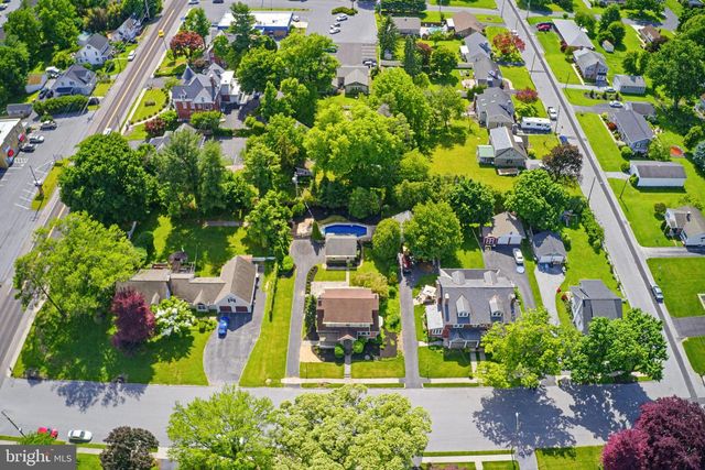 8 MAYFIELD DR, Leola, PA 17540