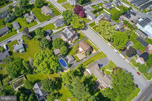 8 MAYFIELD DR, Leola, PA 17540