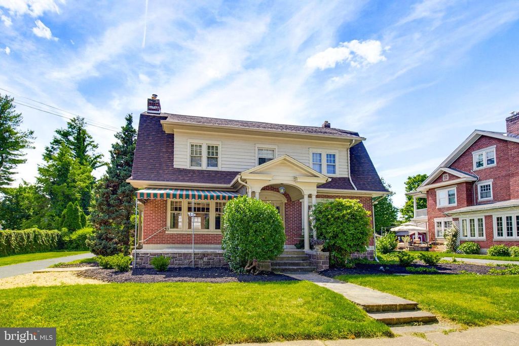 8 MAYFIELD DR, Leola, PA 17540