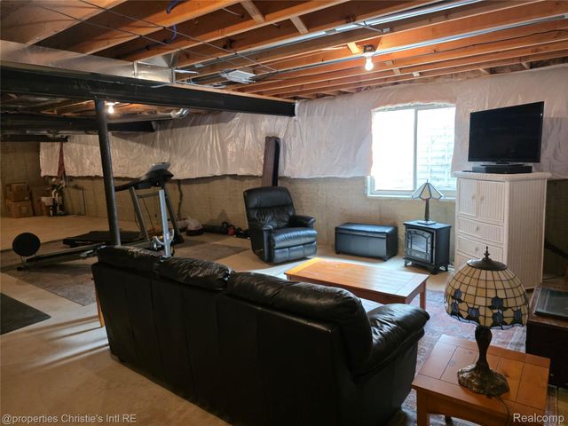 41321 Chestnut Drive, Clinton Charter Township, MI 48038