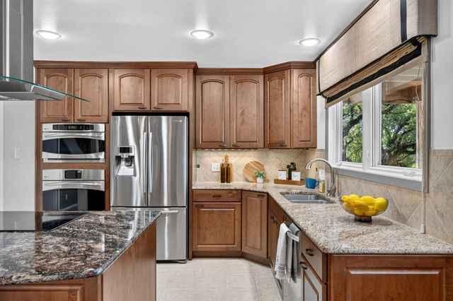 700 Rogart DR, Spicewood, TX 78669
