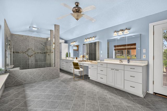 700 Rogart DR, Spicewood, TX 78669