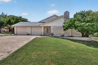 700 Rogart DR, Spicewood, TX 78669