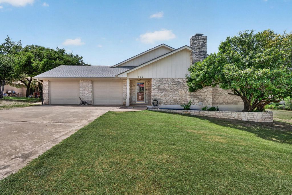 700 Rogart DR, Spicewood, TX 78669