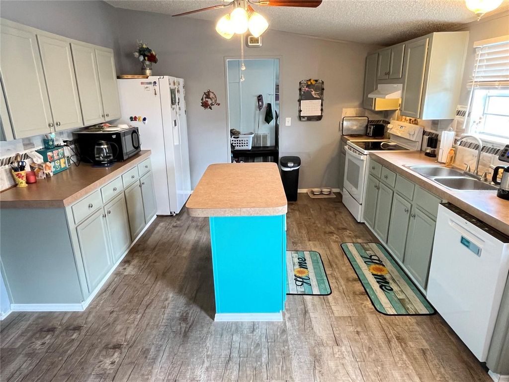 Image 15 of property listing at 8335 FANTASIA PARK WAY, Riverview, FL 33578