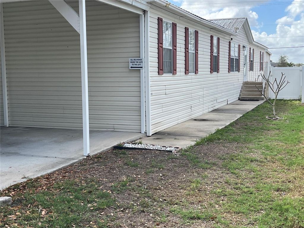 Image 3 of property listing at 8335 FANTASIA PARK WAY, Riverview, FL 33578