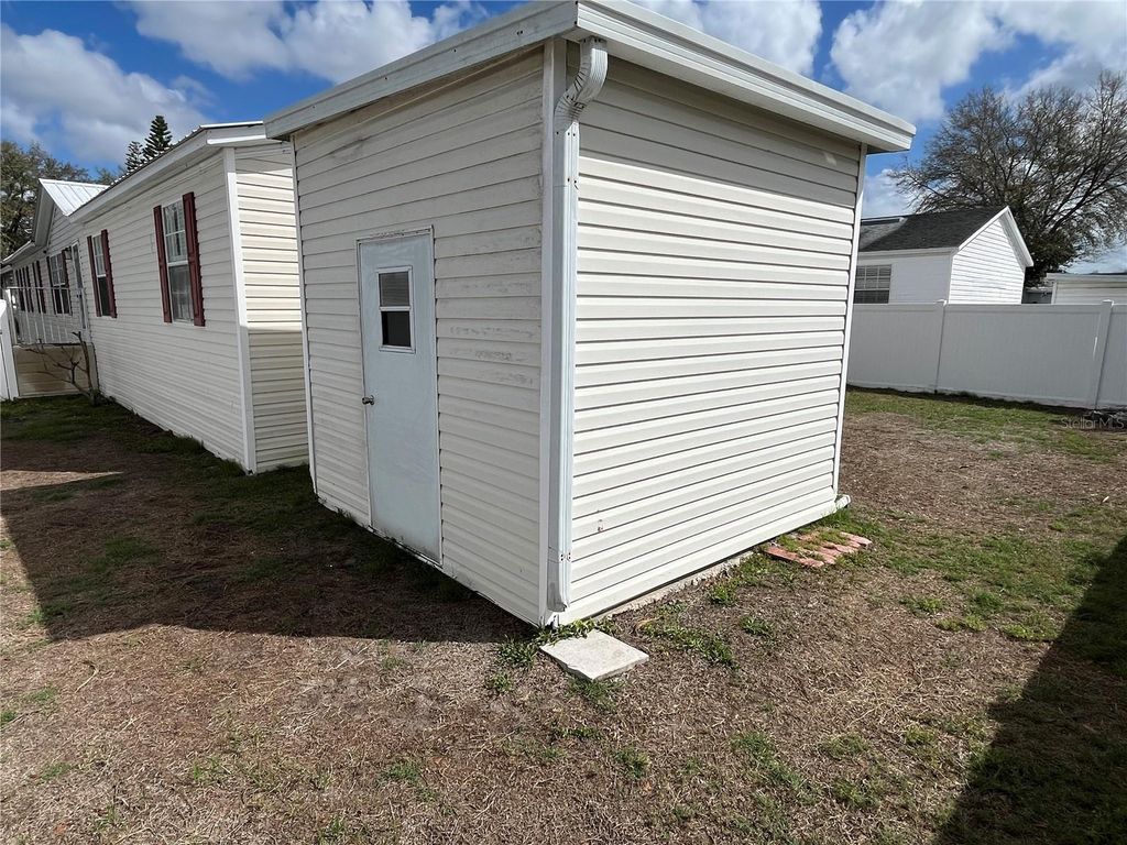 Image 5 of property listing at 8335 FANTASIA PARK WAY, Riverview, FL 33578