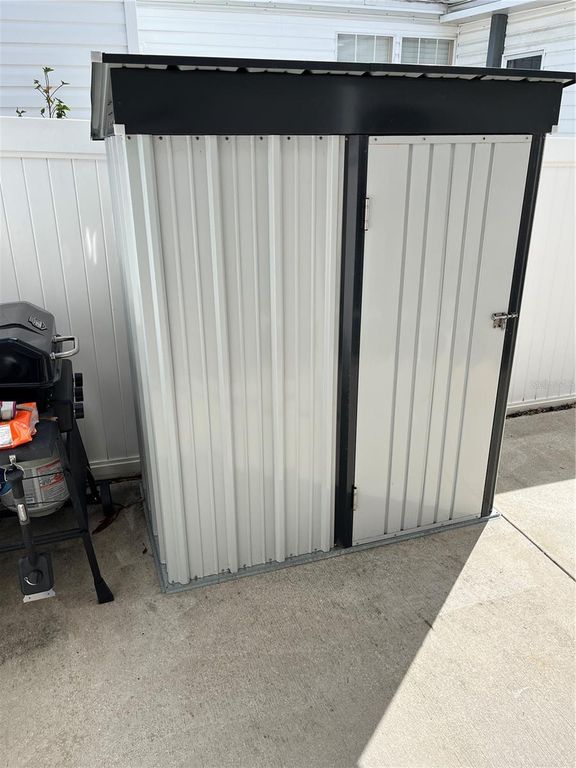 Image 8 of property listing at 8335 FANTASIA PARK WAY, Riverview, FL 33578