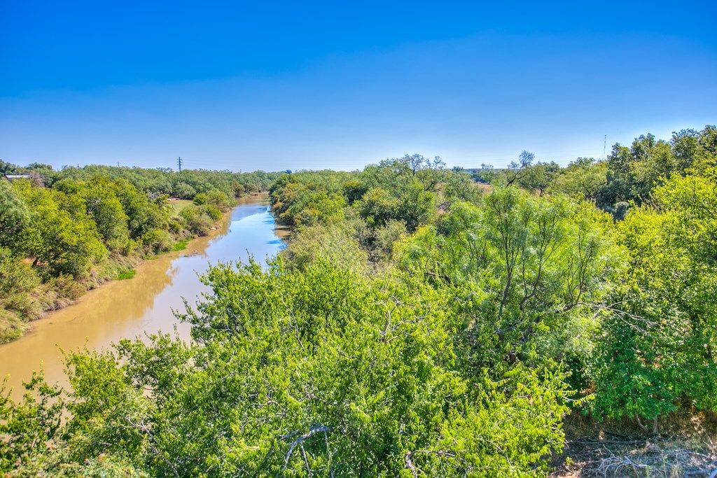 Image 2 of property listing at 1605 Hutchings, Ballinger, TX 76821