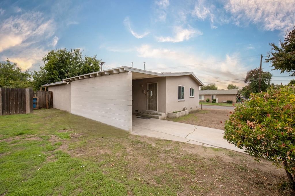 Image 2 of property listing at 2108 E Sussex Way, Fresno, CA 93726