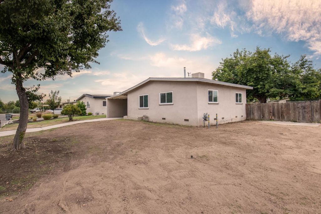 Image 3 of property listing at 2108 E Sussex Way, Fresno, CA 93726