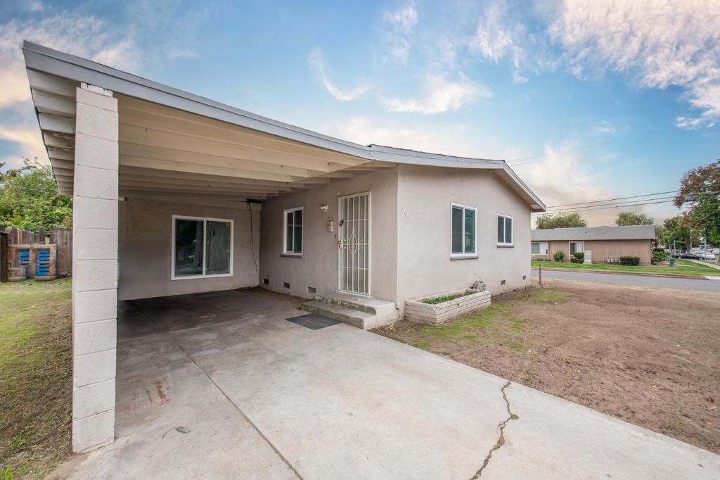 Image 4 of property listing at 2108 E Sussex Way, Fresno, CA 93726