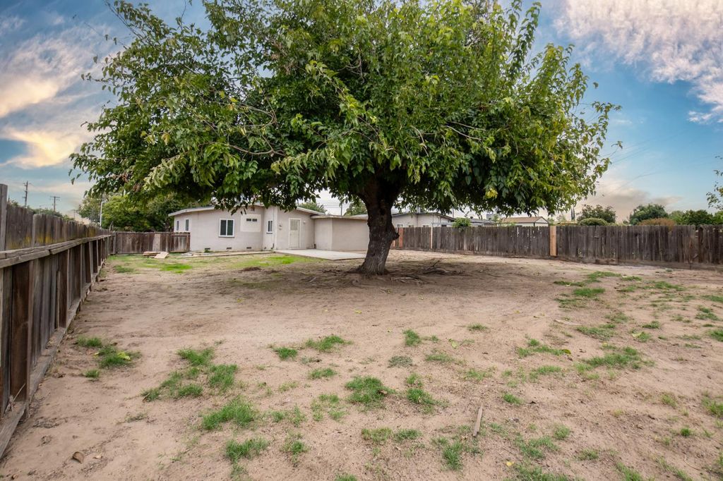 Image 5 of property listing at 2108 E Sussex Way, Fresno, CA 93726