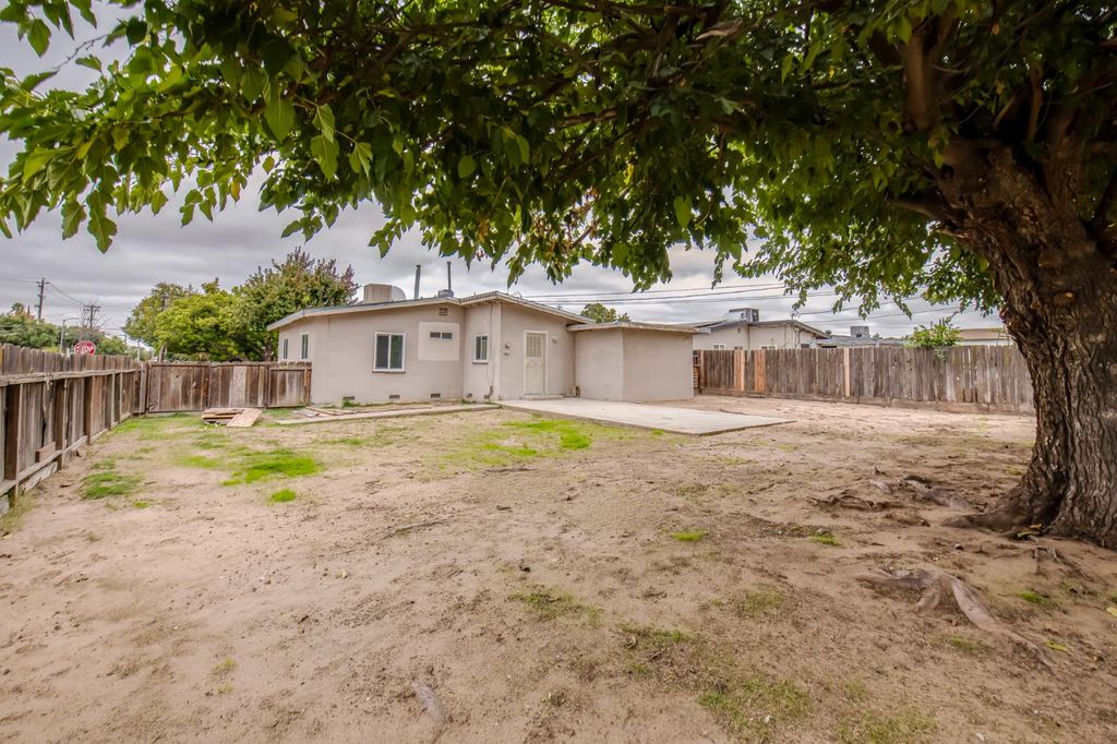 Image 6 of property listing at 2108 E Sussex Way, Fresno, CA 93726