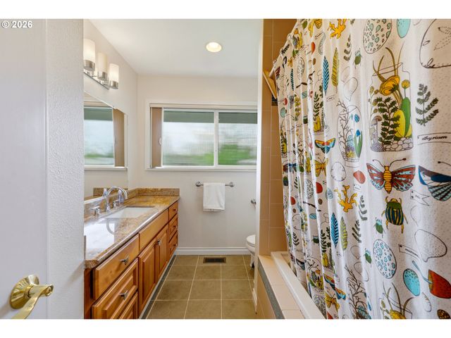 3435 Se RAYMOND St, Portland, OR 97202