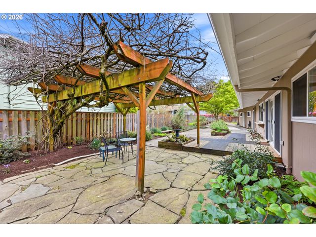 3435 Se RAYMOND St, Portland, OR 97202