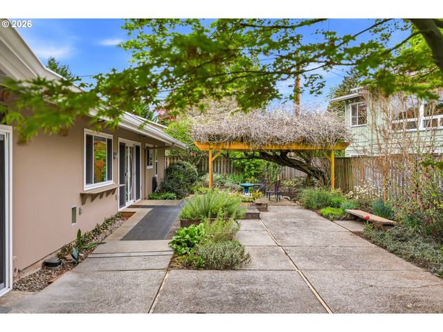 3435 Se RAYMOND St, Portland, OR 97202