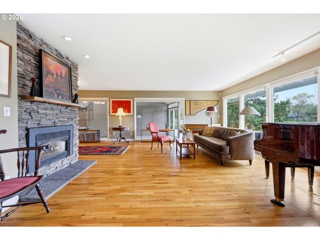 3435 Se RAYMOND St, Portland, OR 97202