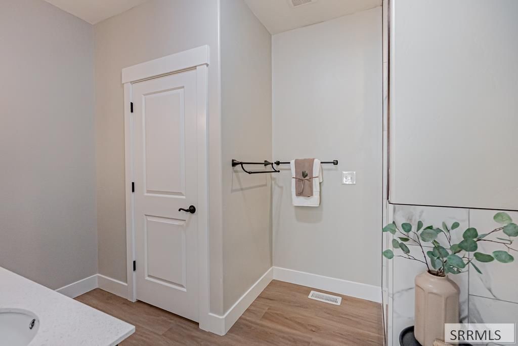 Image 16 of property listing at 3184 S Chartwell Gardens, Ammon, ID 83406