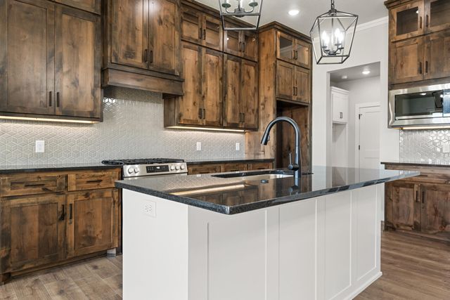 1119 N 6th Street, Wolfforth, TX 79382