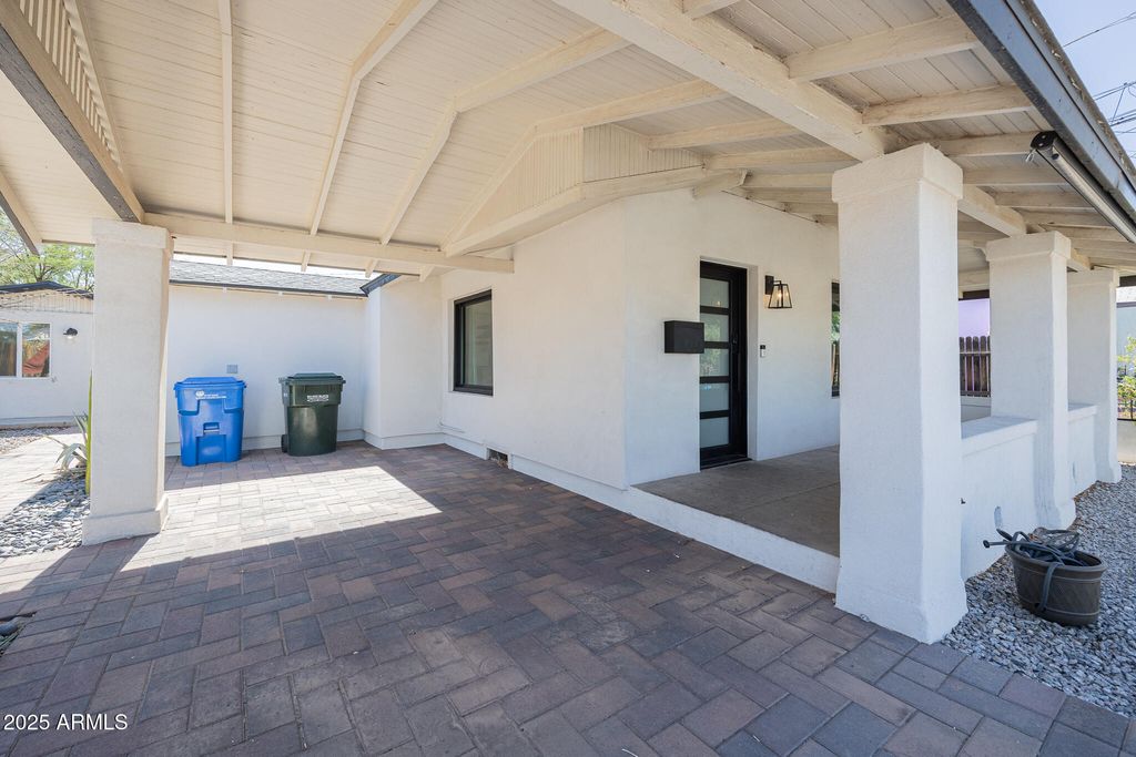 Image 2 of property listing at 617 N 14TH Street, Phoenix, AZ 85006