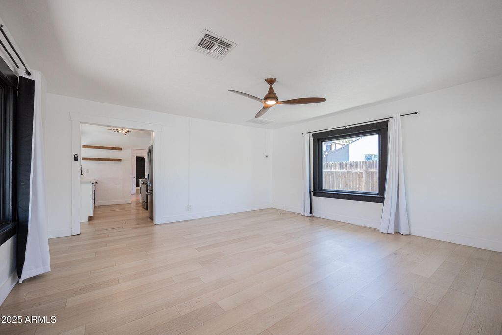 Image 4 of property listing at 617 N 14TH Street, Phoenix, AZ 85006