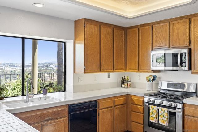 2099 White Birch Dr, Vista, CA 92081
