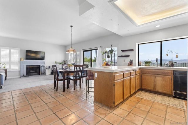 2099 White Birch Dr, Vista, CA 92081