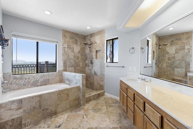 2099 White Birch Dr, Vista, CA 92081