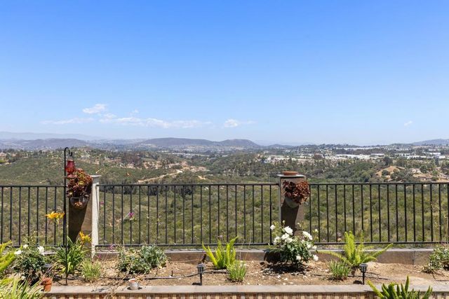 2099 White Birch Dr, Vista, CA 92081