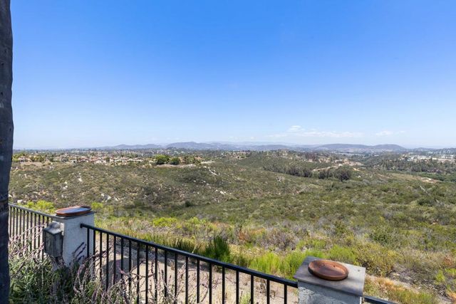 2099 White Birch Dr, Vista, CA 92081