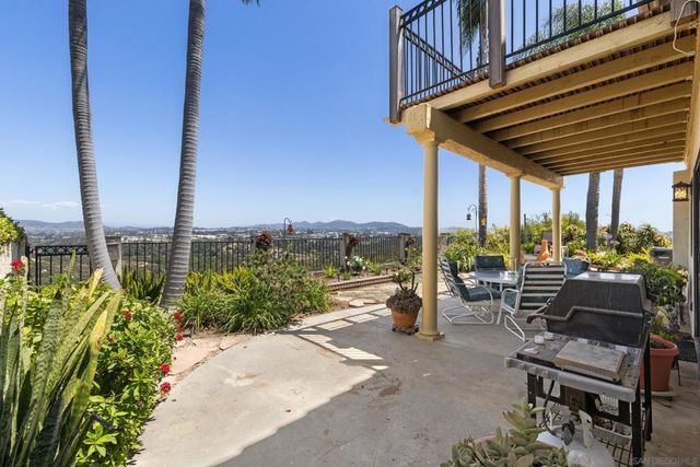 2099 White Birch Dr, Vista, CA 92081