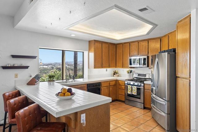 2099 White Birch Dr, Vista, CA 92081