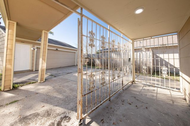 2523 W Greens Road, Houston, TX 77067