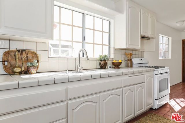 1811 W Silver Lake Drive, Los Angeles, CA 90026