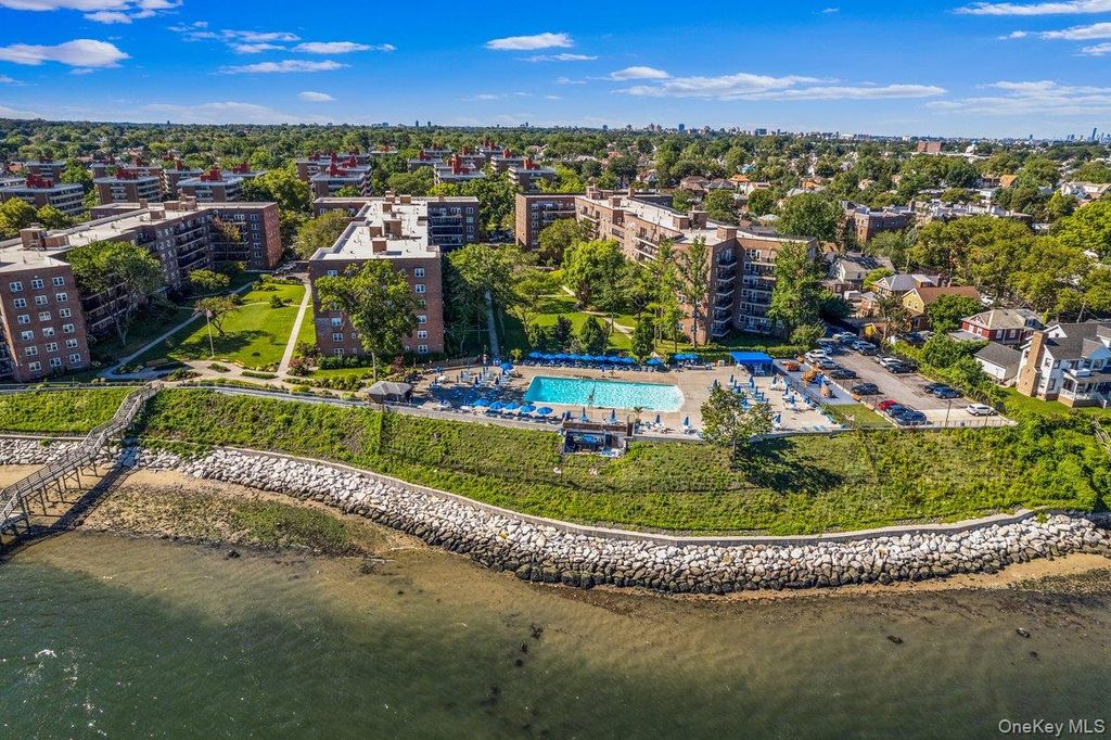 162-01 Powells Cove Boulevard 2D, Beechhurst, NY 11357 — photo 4