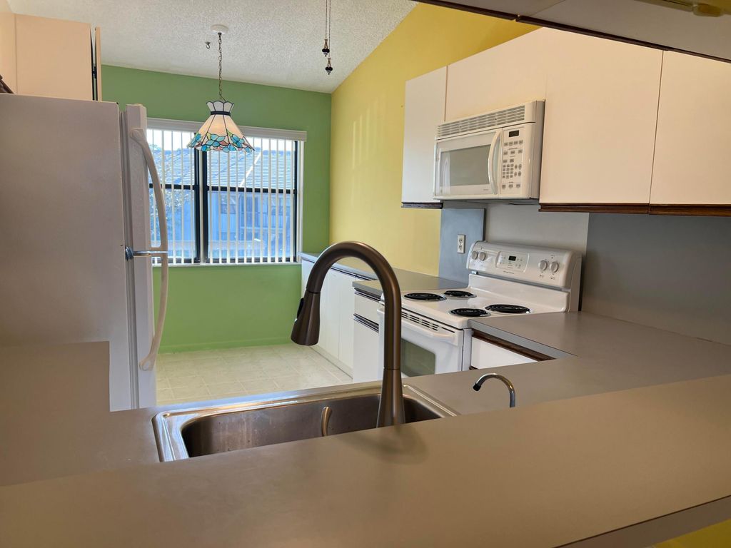7649 Tahiti Lane 202, Lake Worth, FL 33467