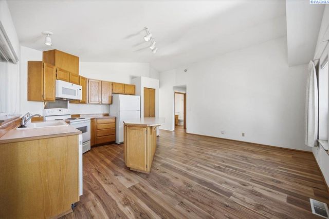 3527 S Huntington Lp., Kennewick, WA 99337