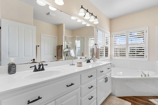 21007 Newhaven CV, Lago Vista, TX 78645