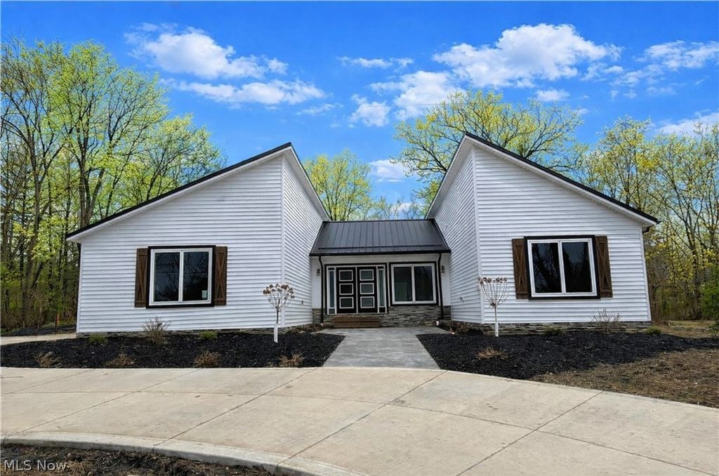 3940 Ellendale Road, Chagrin Falls, OH 44022