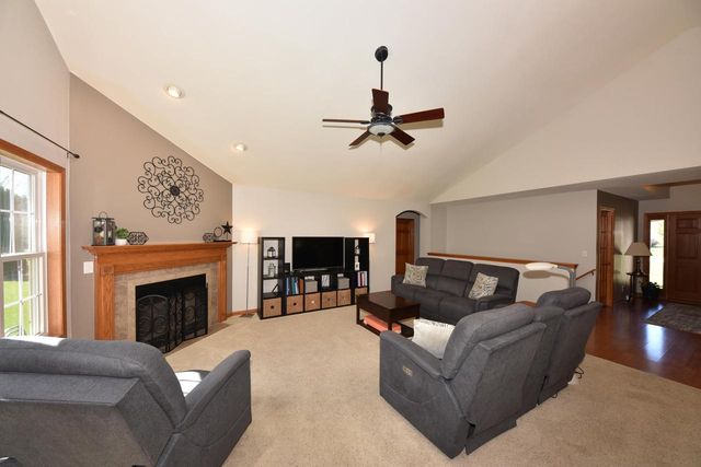 550 Hunters CROSSING, Slinger, WI 53086