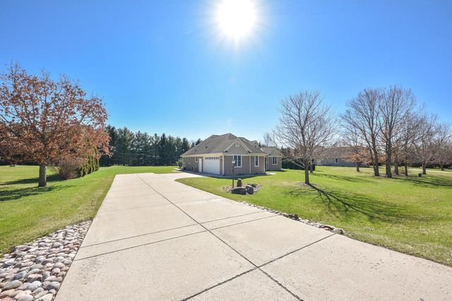550 Hunters CROSSING, Slinger, WI 53086