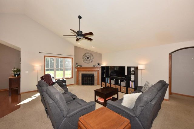 550 Hunters CROSSING, Slinger, WI 53086
